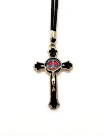 Crucifixo de S�o Bento Pintado com Cord�o para Pesco�o, 5 x 3 cm  c/03 Unidades