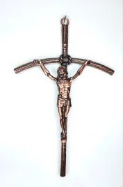 CRUCIFIXO DE METAL CURVO 23 X 14 CM
