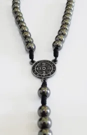 TER�O DE HEMATITA 8MM COM MEDALHA DE S�O BENTO E CRUCIFIXO DE METAL