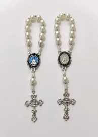 Mine Ter�o Dezena Perola Branca 8mm de Aparecida com Medalha Resinada na cor Branca ou Azul