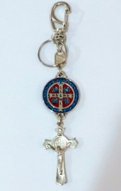 CHAVEIRO METAL COM MEDALHA E CRUCIFIXO SO BENTO COM MOSQUETO