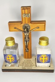 CRUCIFIXO DE MADEIRA 14 CM SO BENTO COM GUA E SAL