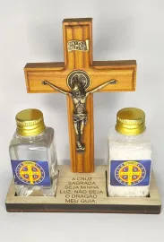CRUCIFIXO DE MADEIRA 14 CM S�O BENTO COM �GUA E SAL