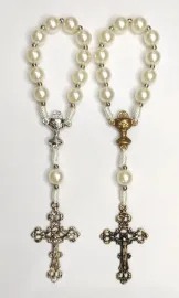 Mine Ter�o Dezena Perola Branca 8mm com C�li�e e Cruz na cor N�quel ou Ouro Velho