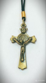 Cruz de Metal de  So Bento com Cordo 5 x 3 cm c/ 03 Unidades